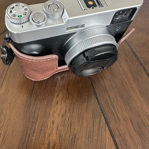 4K Digital Camera with Case - Picture 2 of 8